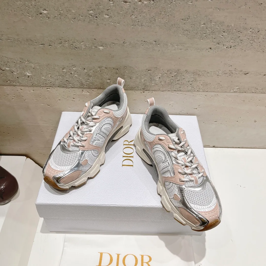 👟👟Ex-factory price 560👟👟 (top version) The latest hot model, the star model 2024 main hot product, the newly released Dior Dior Chrono new casual sports shoes, running shoes and dad shoes are really cool, full of futuristic feeling! Really cool! Once again interpreting Dior's concept of cool fashion, the lucky star will bless you with good luck. The new EVA sole is super light and super soft! A perfect replica of the original! Fully matched material and mold! ! 35-40